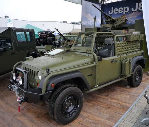 Jeep J8 Light Patrol Vehicle. Producent zapewnia, że istnieje możliwość lekkiego opancerzenia (przeciwko broni strzeleckiej i odłamkom) zestawem MAPIK, zastosowany w terenowych Land Roverach brytyjskich wojsk lądowych. Masa zestawu to 150 kg / Zdjęcie: Grzegorz Hołdanowicz